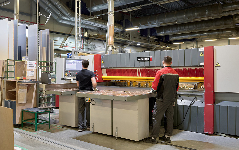 Производство кухни на нашей фабрике начинается с распила немецкой экоплиты на высокоточном распильном оборудовании Schelling.